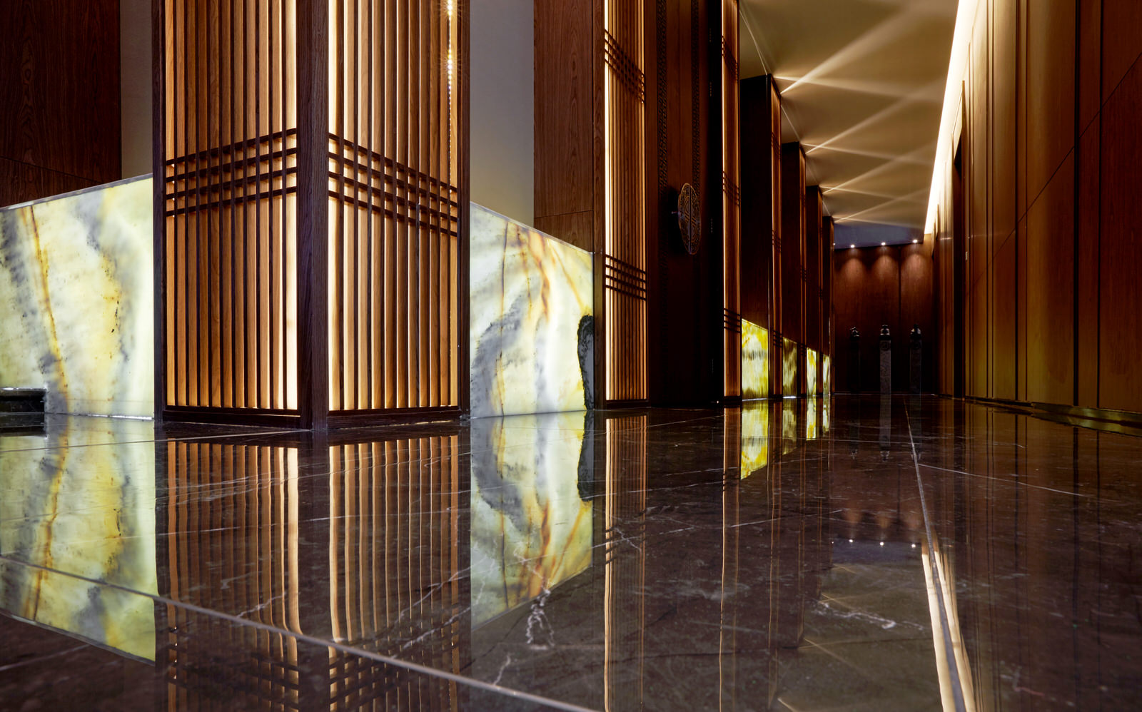 Suelo brillante conseguido con una máquina de abrillantar suelos.