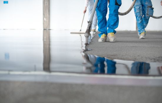 Trabajadores limpiando un suelo