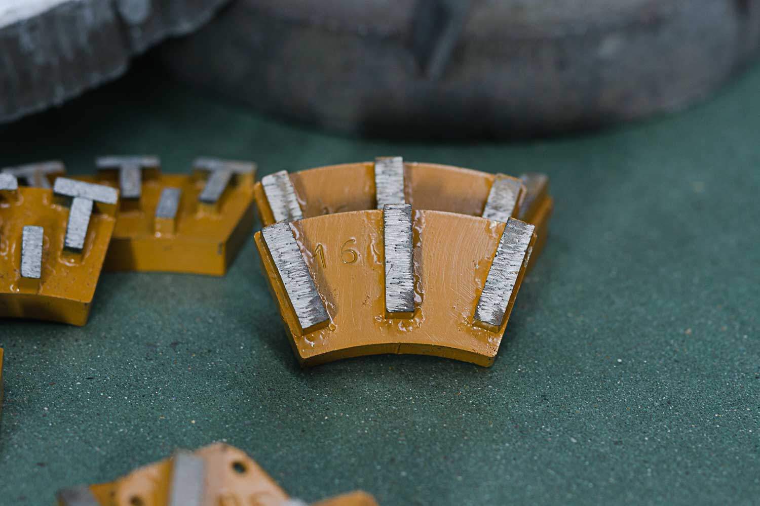 Segmento herramienta diamantada metálica riñón naranja tres dientes de Comercial Lozano