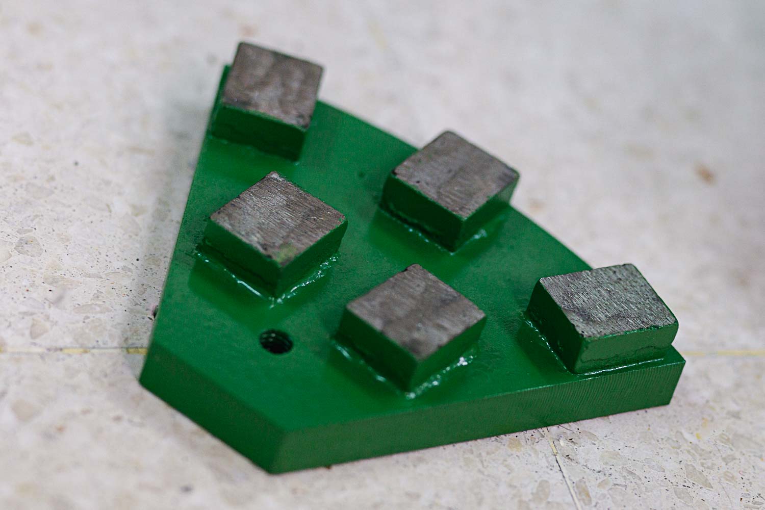 images/imagenes/servicios/010-herramientas-diamantadas-metalicas/galeria/segmento-verde-cinco-dientes.jpg#joomlaImage://local-images/imagenes/servicios/010-herramientas-diamantadas-metalicas/galeria/segmento-verde-cinco-dientes.jpg?width=1500&height=1000