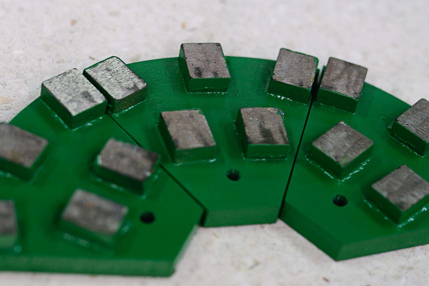Segmento herramienta diamantada metálica verde cinco dientes de Comercial Lozano