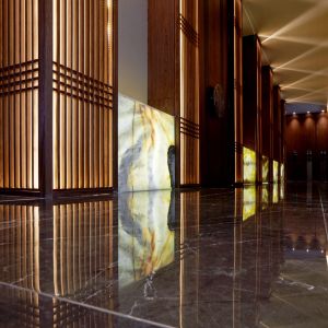 Suelo brillante conseguido con una máquina de abrillantar suelos.