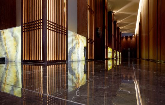 Suelo brillante conseguido con una máquina de abrillantar suelos.